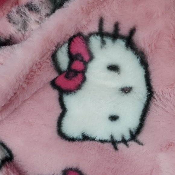 New Release Faux Fur Hello Kitty Blanket-NWT - Picture 3 of 3